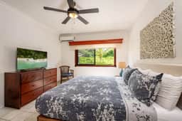 Beachfront Newly-Decorated Villa - Image 5