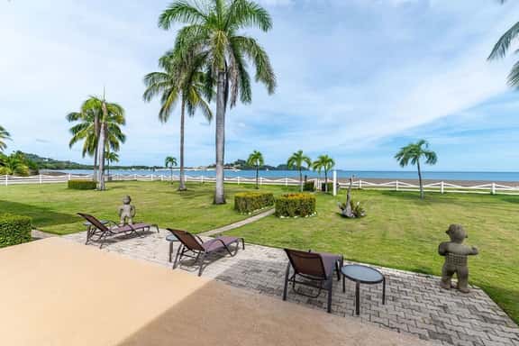 Beachfront Newly-Decorated Villa - Image 1