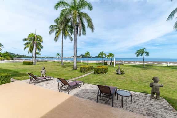 Beachfront Newly-Decorated Villa - Image 1