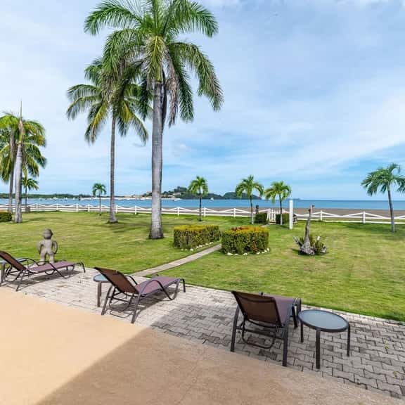 Beachfront Newly-Decorated Villa - Image 1