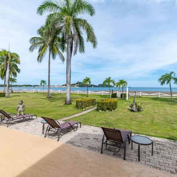 Beachfront Newly-Decorated Villa - Image 1