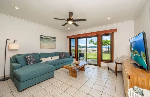 Beachfront Newly-Decorated Villa - Image 2