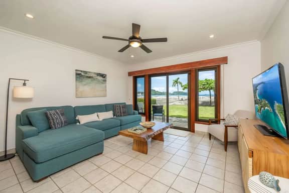 Beachfront Newly-Decorated Villa - Image 2
