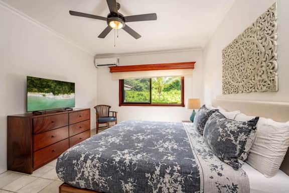 Beachfront Newly-Decorated Villa - Image 5