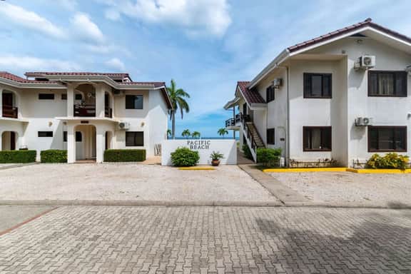Beachfront Newly-Decorated Villa - Image 4
